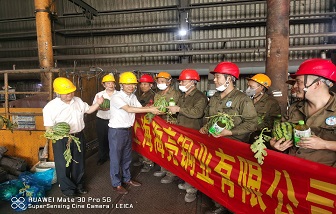 战高温 保生产 | 上海海亮党支部为熔炼高温岗位员工送清凉